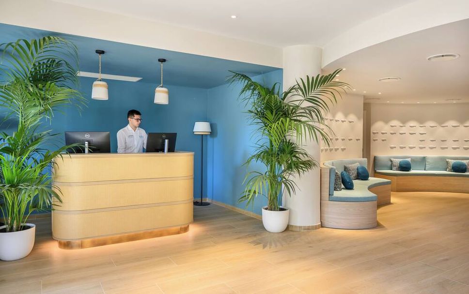 Front desk Photo